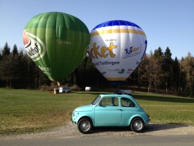 Fiat 500 mit 2 Heißluftballons